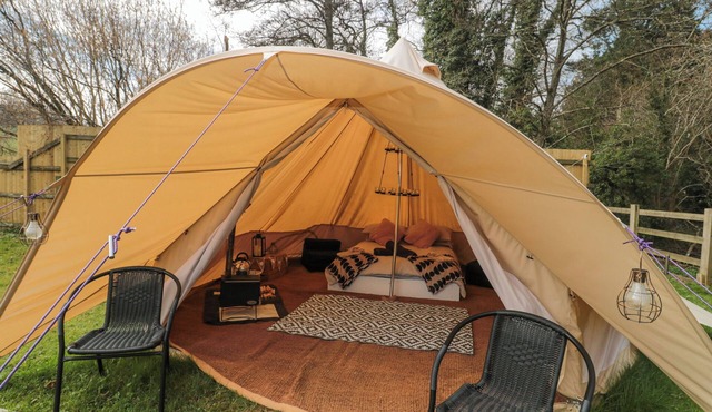 BELL TENT 4, romantic, character holiday cottage in Timsbury