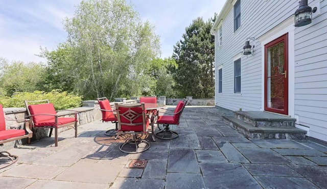 Bell View: Private tennis court and an in-law
