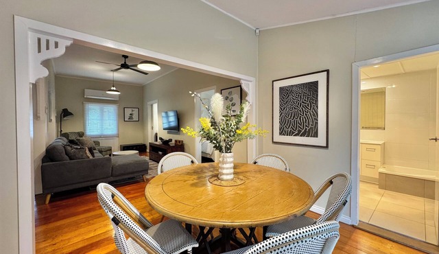 Bella Bulimba, pet friendly with fenced rear garden.