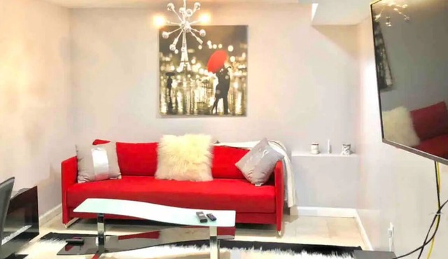 Bella Casa; Cozy Private Lower level flat, entire unit.