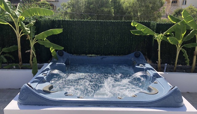 BELLA GALERA modern house, large pool and jacuzzi