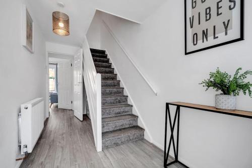 Bella Homes-Spacious 4 bedroom Modern Town house Romford