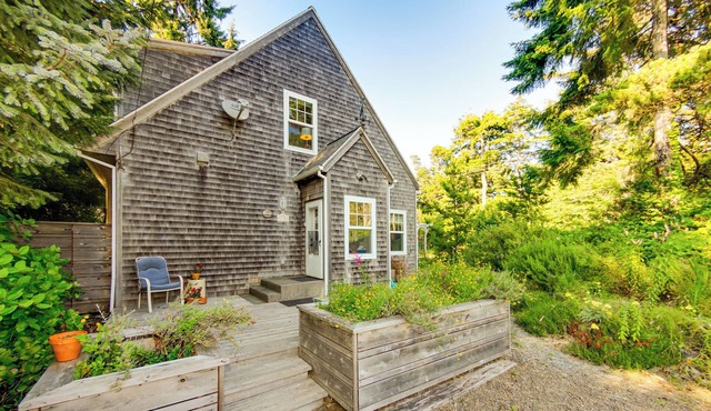 Bella Mar- Beautiful 4 bdrm home, Hot tub, Dogs Ok, 2 blocks to beach.