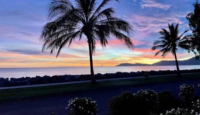 Bella Ohana Ocean views over the coral sea relax in the spa on sunset