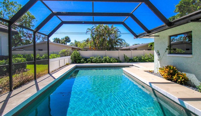 Bella Paradiso: Exquisite 5 BR Pool Home with Private Beach Access