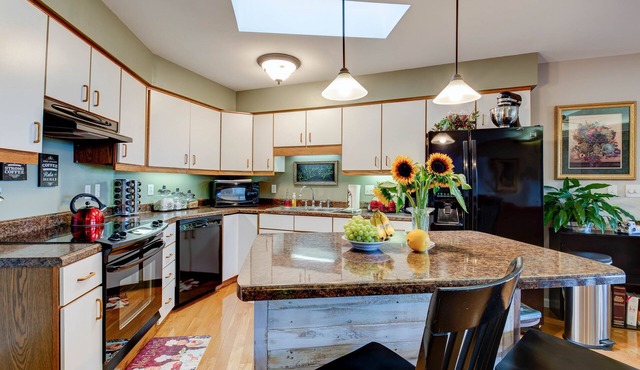 Bella Regalo, Private 2BR, 2BA Mountain Escape, Upgraded with Panoramic Views