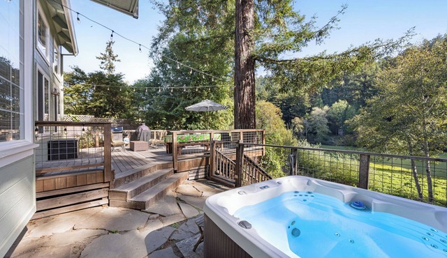 Bella Rio: Fully Equipped Riverfront Home with Private Access & Hot Tub