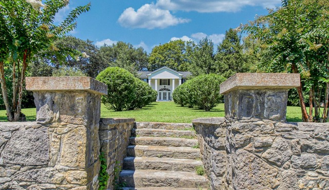 Bella Rose Estate - romantic luxury honeymoon destination near downtown