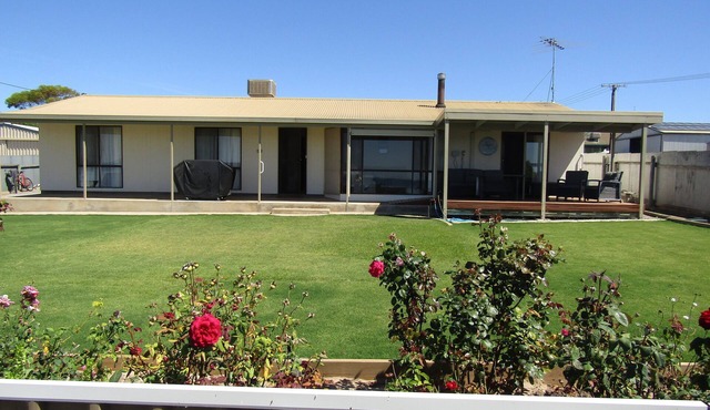 Bella's Bayview - Esplanade position! Off Peak Special!