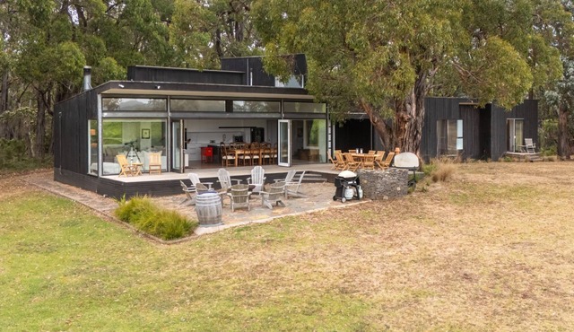 Bella's Block Vineyard Retreat with Tennis Court, Shoreham