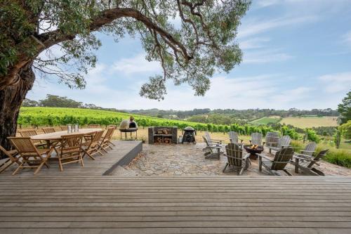 Bella's Block Vineyard Retreat with Tennis Court, Shoreham