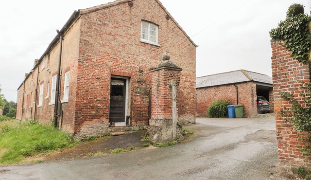 BELLA'S COTTAGE, pet friendly, with pool in Great Driffield