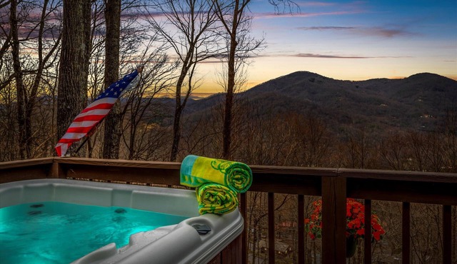 Bella Vista~ 5 Star ~ Clean Cabin ~Hot Tub and Beautiful View ~Pets Allowed