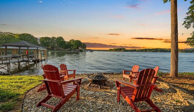 Bella Vista by Socharm | Lakefront Getaway