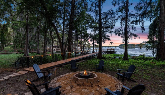 Bella Vista Cabin on the lake with hot tub, canoes, beautiful views, EV charger.