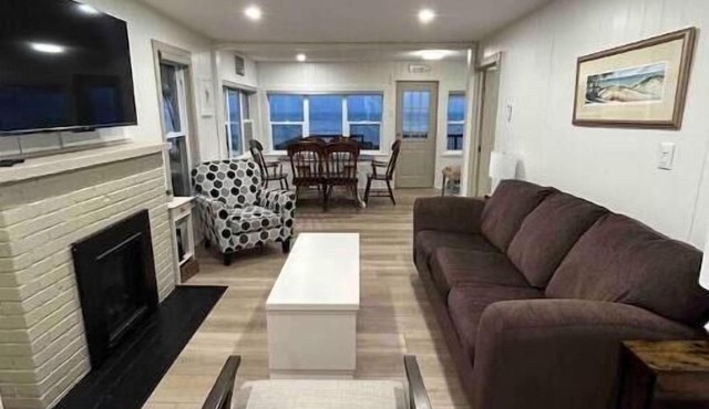 Bella Vista - Cedar Island , KingsvillenLakefront and private beach !
