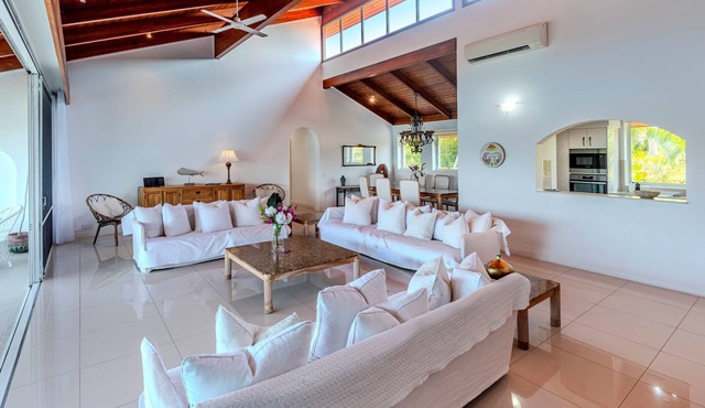 Bella Vista East 9: 2 bedroom oceanview apartment with golf buggy