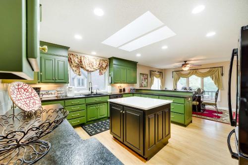 Bella Vista Lakehouse w/Hill Tram, Deck & Views!