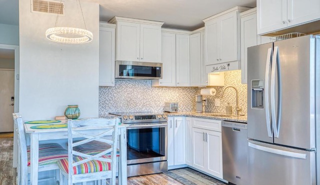 Bella Vista: Marshfront Condo 1 Block To The Beach. Pool & Hot Tub-1st Floor