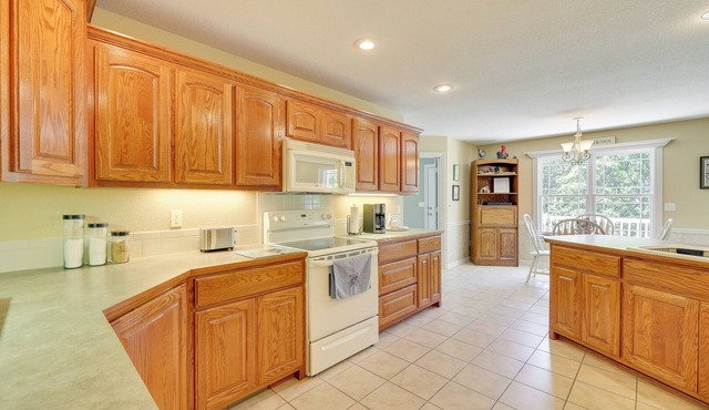 Bella Vista Vacation Rental w/Private Back Deck!