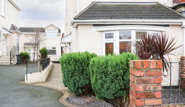 BELLA VITA, pet friendly, with a garden in Southport