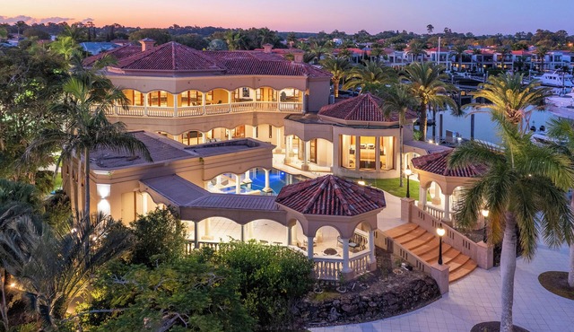 Bellagio Gold Coast/Luxury Mansion Waterfront