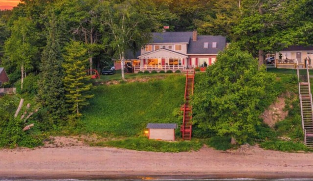 Bella’s Bluff - Hot Tub & 2.5 miles to Lexington!