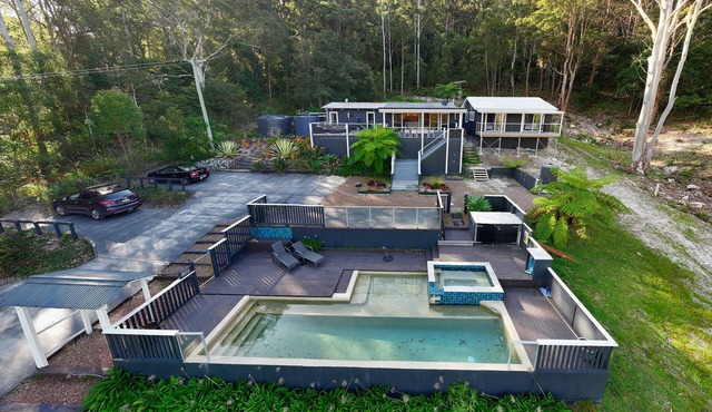 Bellavia Forest Retreat with pool and spa. Minutes to lake and beaches!