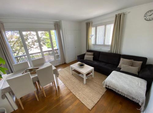 Belle Appartement lumineux avec balcon plein centre .