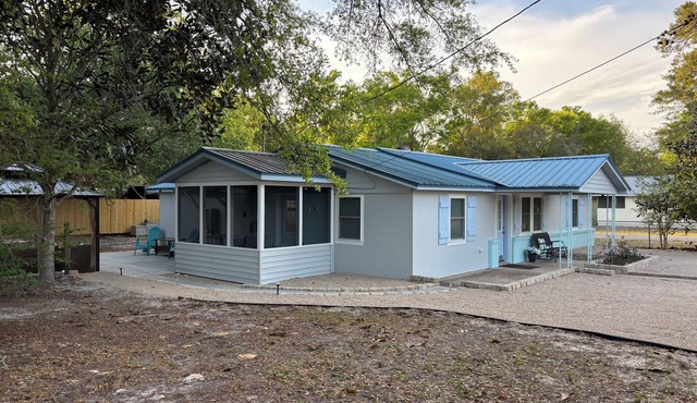 Belle By The BaynCharming 3-bedroom cottage with AC in quaint town of Carrabelle