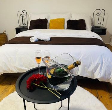 Belle Chambre Au fil de l'eau chambre d'hôte salon et cuisine partagés