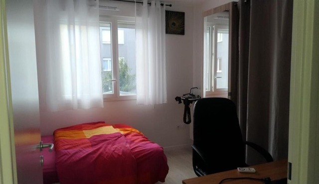 Belle chambre dans une charmante et grande maison duplex neuve et bien aérée