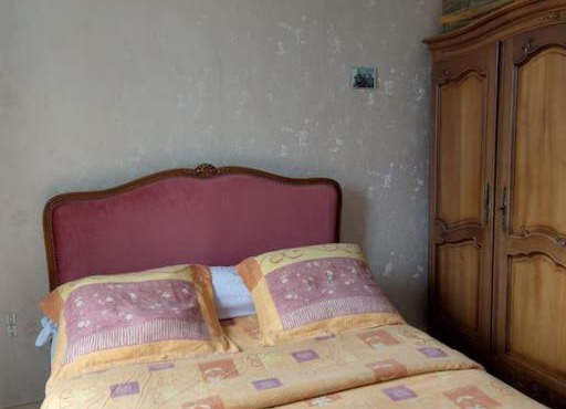 Belle chambre lumineuse et chaleureuse