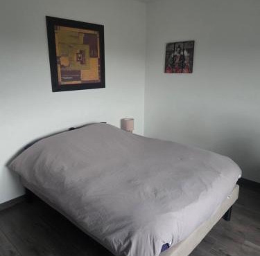 Belle chambre lumineuse avec bureau dans une maison spatieuse