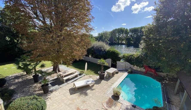 Belle demeure avec piscine, vue et accès direct à la Seine, très proche de Paris