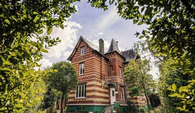 Belle Époque villa with hot tub in Forges-les-Eaux