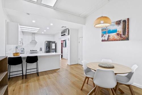 Belle Escapes - Glenelg Cottage by Marina