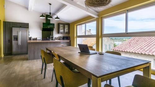 Belle et grande maison de village au bord de l'eau