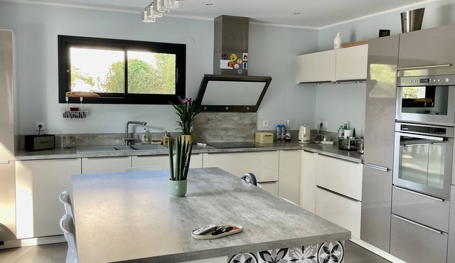 Belle et Grande Villa Avec Piscine Dans la Pinède