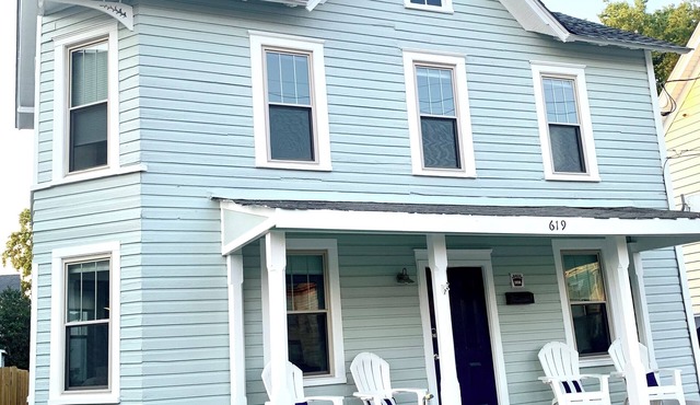 Belle is a cute cottage blocks from shops, bay, cafes