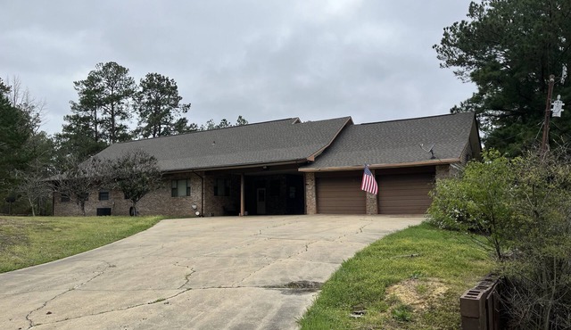 Belle La Vie! Spacious Lake house with gorgeous views!