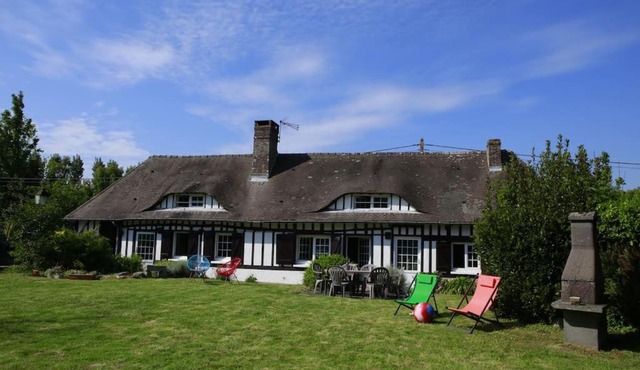 Belle Longère normande, cheminée et jardin arboré