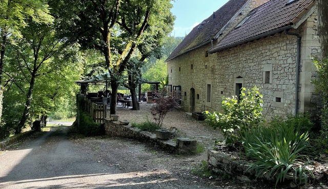 Belle Longère aux Abords du Célé, où Règnent Calme et Fraicheur