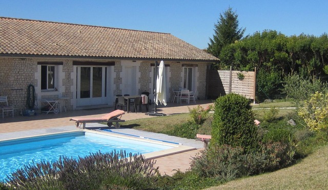 Belle Longère Avec Piscine,110 m2, Dans la Campagne Charentaise,