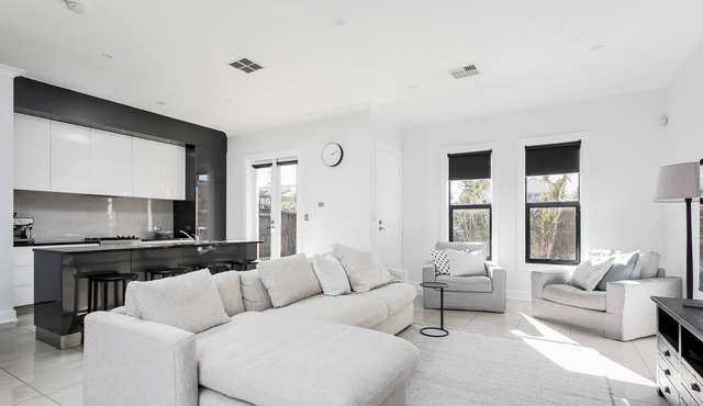 BELLE MAISON - 3 Bedroom/2 Bathroom Townhouse set in the heart of Glenelg