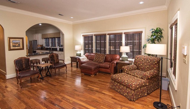 "Belle Maison De Ville" Close to Downtown! Walkable to Dickie's Arena and Will Roger's Coliseum.