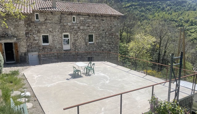Belle Maison en Pierre au Calme
