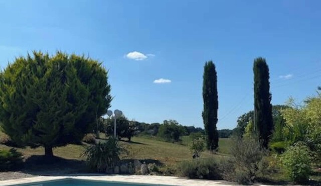 Belle maison en pierres charentaises offrant 12 couchages avec un grand jardin et une piscine privée & chauffée au calme de la campagne charentaise proche village et commodités. Entre 270€ et 320€/nuit selon la saison.