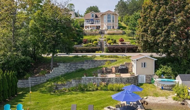 Belle Maison: Luxury Getaway with Hot Tub!