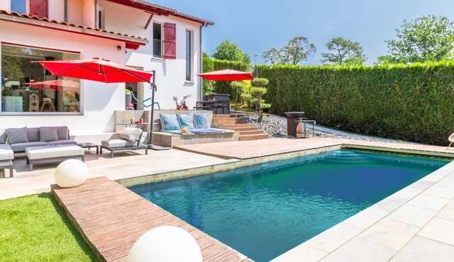 Belle Maison Moderne Piscine